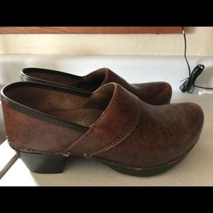 Dansko woman’s Tamara brown clogs